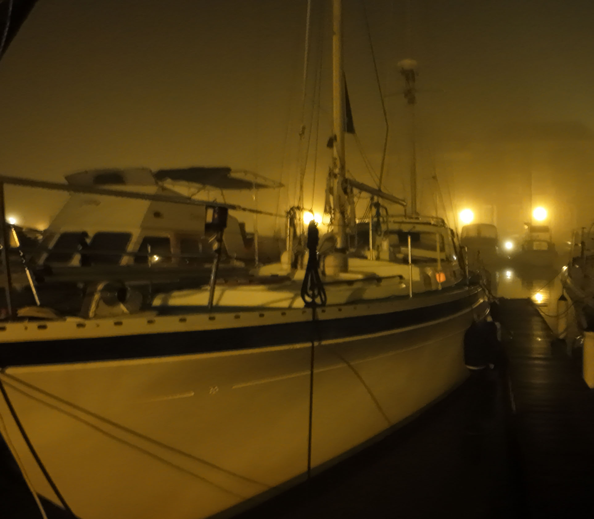 Schip in de mist bij nacht