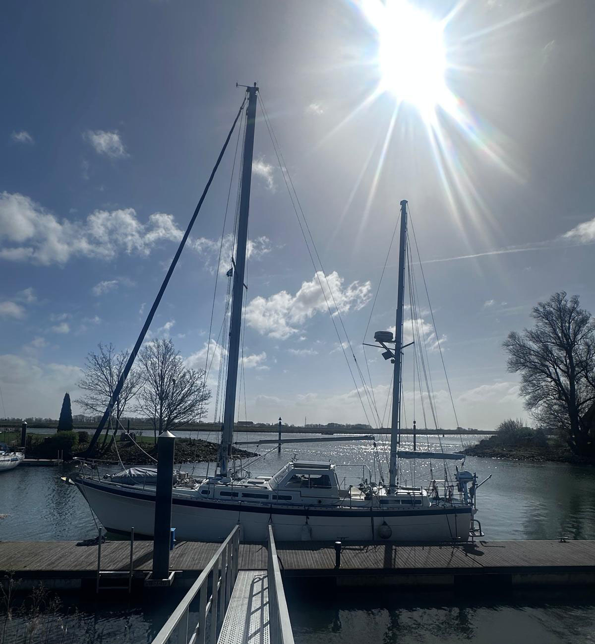 Zeilschip in de haven met zonlicht